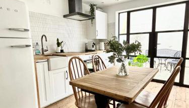 Stunning 3 bedroom & 2 bathroom cottage with patio - Foto 3