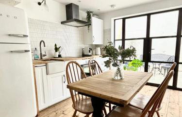 Stunning 3 bedroom & 2 bathroom cottage with patio - Foto 3