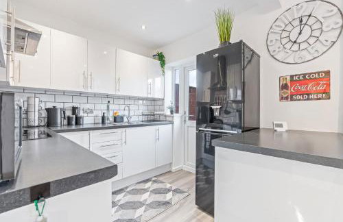 #82 Stylish Shirley Home - Sleeps 8 - NEC Solihull BHX - " Perfect for Contractors and Families - Free Parking" - Foto 5