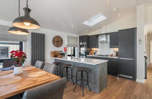 Hiraeth - Luxury Lodge with Hot Tub, Close to Beach - Photo 2