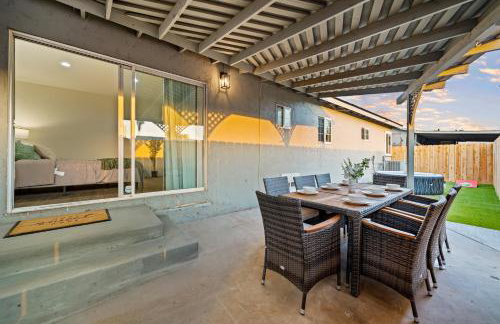 Entire Private Home with 4 Bedrooms 2 Bathrooms, Hot Tub, King Bed, 80 TV, Gated Yard, Ranch Style, Available Now - Foto 19