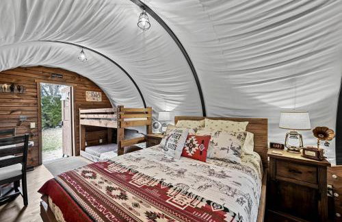 Texas Glamping near Murchison: Charming Wagon Rental Perfect for a Romantic Getaway - Foto 7
