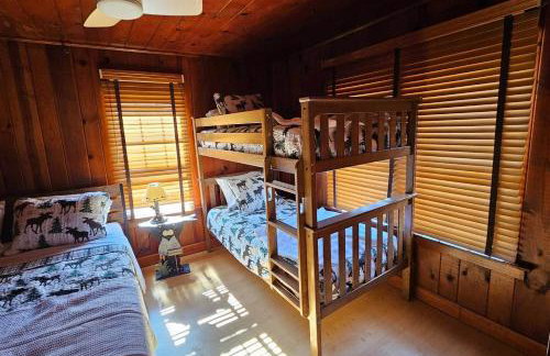 Cozy Cabin Retreat - Sleeps 8 - 1 Hr from STL - Foto 23