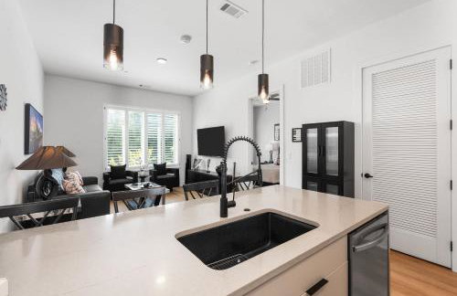 East Nash Condo for 4 with Public Rooftop Near DT - Foto 12
