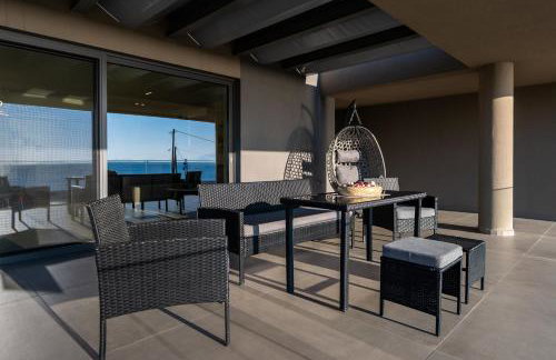 Sun and Sea Apartment - Beachfront, 2 Bedrooms with Sea View & Garden - Photo 5