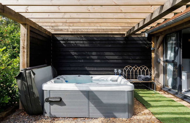 Romantic Countryside Lodge With Hot Tub - Photo 20
