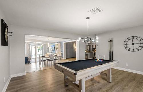 3BR 2BA Heated Pool Home Pool Table Great Location - Foto 12