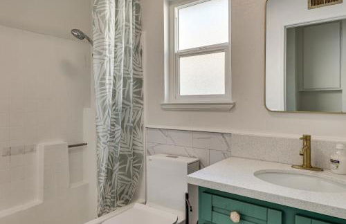 Modern Oceanside Living! Family Home with Workspace - Foto 26