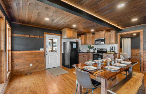 Wood Haven Cabin with a hot tub fire pit & indoor pool - Photo 6