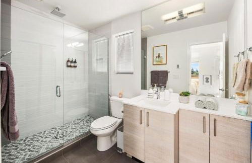 NEW! Central Ballard 3BR Townhome Fits 8 Free Parking AC Family Friendly - Foto 7