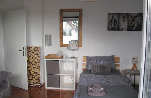 #1Gemütliches ruhiges sonniges Balkonzimmer mit Gemeinschaftsbad W-Lan Airport nah Late Night Check in Haus Nr 9,5 - Foto 12