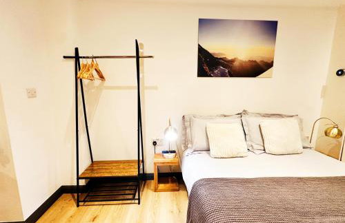 Hidden Retreat with Steam room, KING bed near tube - Foto 9