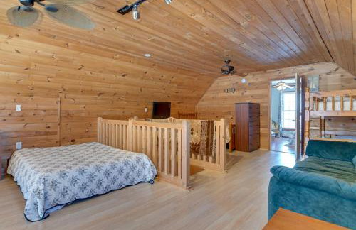 Steps From Lake George! 8-Acre Home with Dock Access - Foto 17