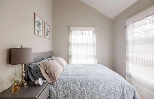 Wonderful Getaway Houston 2BR w/Balcony Views - Photo 1