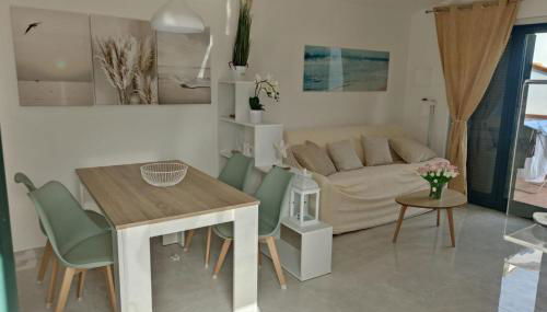 Apartment - Sleeps 4 - Pool - Parking - Foto 3