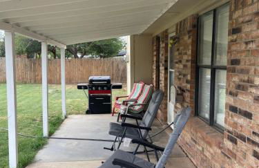 Cozy 3 Bedroom Home in Quiet Neighborhood - Photo 3