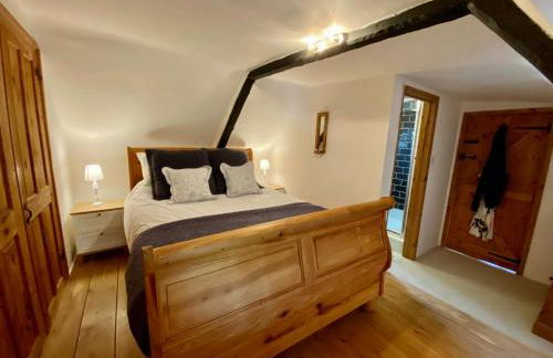 Beautiful Character 5 Bedroom Dorset Thatched Cottage - Great Location - Garden - Parking - Fast WiFi - Smart TV - Newly decorated - sleeps up to 10! Only 18 mins drive to Sandbanks Beach! Close to Bournemouth & Poole - Photo 6