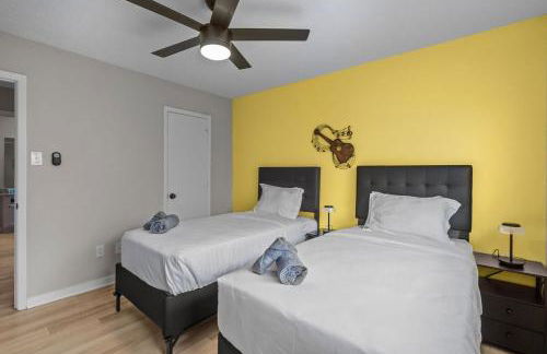 DFW Retreat - Pool, Spa & Minutes to Dallas & Fort Worth - Photo 9