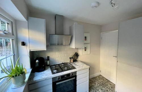 3BR, Sleeps 5, Free Parking, Fast WiFi, Near M62 & Leeds - Foto 13
