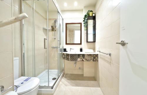 Boho Chic Apt, Frontline Sea & Paseo Views - Photo 7