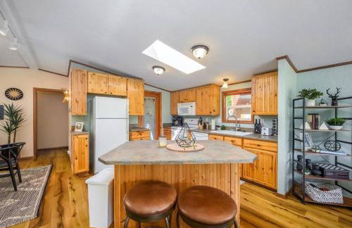 Riverfront Paradise w/ Hot Tub--Little River House - Foto 22