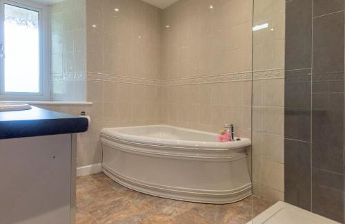 Perfect Family Retreat with Hot Tub, Nr the Lakes - Foto 29