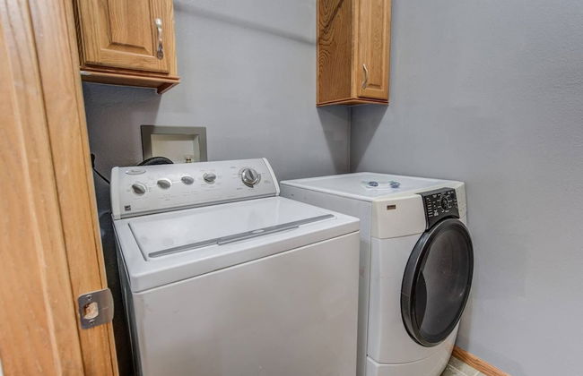 Pet-friendly 4 BR Family Stay Near Downtown - Foto 26