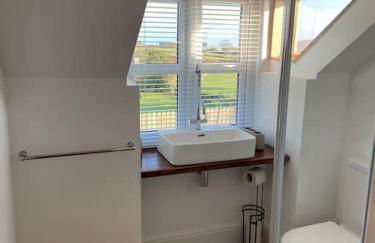 Delightful 3 bed cottage with hot tub & sea views. - Photo 40