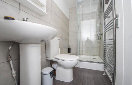 Modern 4 Bedroom House Sleeps 10 Free Parking Liverpool - Foto 63
