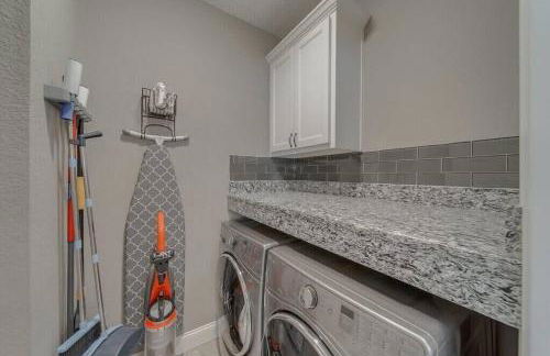 Deluxe Poolside Home, Modern 5BR with Gaming Room - Foto 49