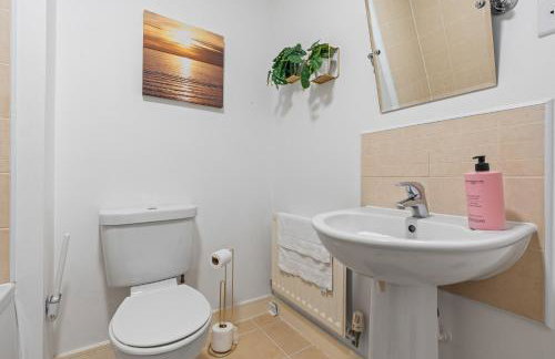 Charming House - Walking distance to Town Centre - Free Parking, Self-Check-In, Fast WiFi and Smart TV by Yoko Property - Photo 21