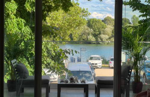 Modernes Wasserfront Wohnung, Terrasse, Parkplatz - Foto 1