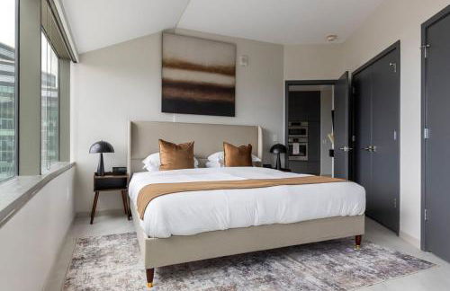 Luxury Downtown King Bed, Rooftop Pool - Photo 20