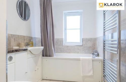 LONG STAYS 30pct OFF - Spacious 4Bed - Sports Channels - Parking By Klarok Short Lets & Serviced Accommodation - Foto 7