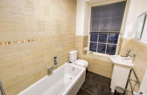 GuestReady - Historic Edinburgh Old Town Apartment - Photo 19