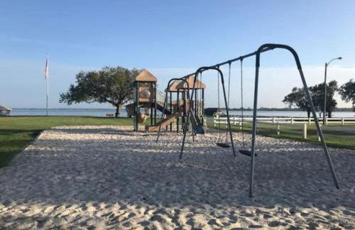 Beautiful Home across the street from Lake June! - Foto 22