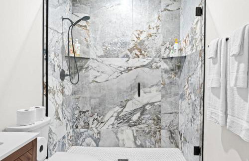 Elegant Manor w Private Yard & Modern Amenities - Foto 78