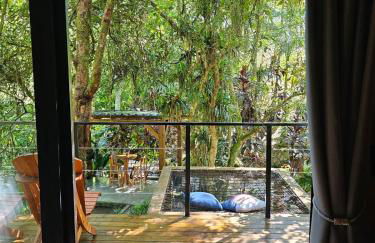 Um chalé e um riacho no meio da natureza - Foto 34