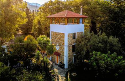 Steinturm mit Dach-Terrasse zwischen Fluß, Meer und Gebirge- Spiti Pirgos - Foto 1