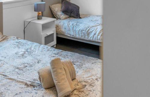 West Lothian 5 Beds + car space - Photo 13