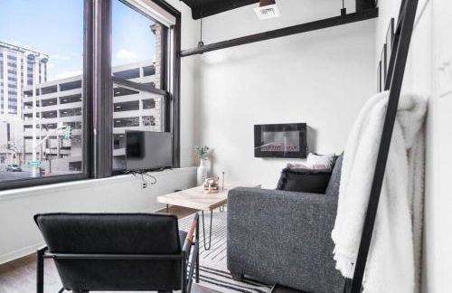 Spacious Modern Loft with Downtown Views and WiFi - Foto 13