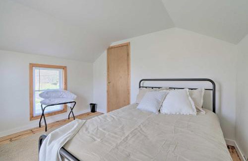 Walk to Beach! Sodus Point Escape with Private Yard - Foto 26