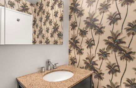 Design-forward Palm Springs home w saltwater pool lush yard multiple outdoor dining areas Casa Papagayo by AvantStay - Foto 39