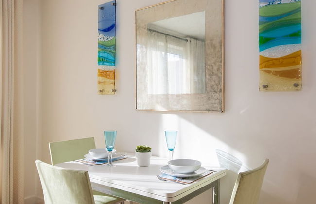 Sunny Modern Nr Beach Village w Parking - Photo 8