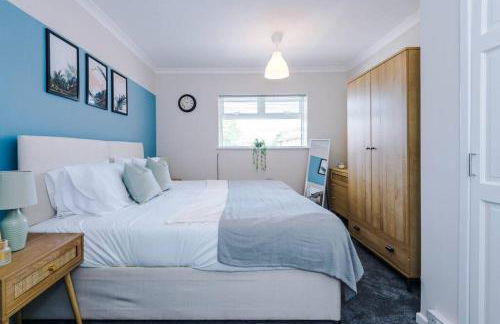 Cheerful 3 bedroom home with parking near Chester - Photo 31