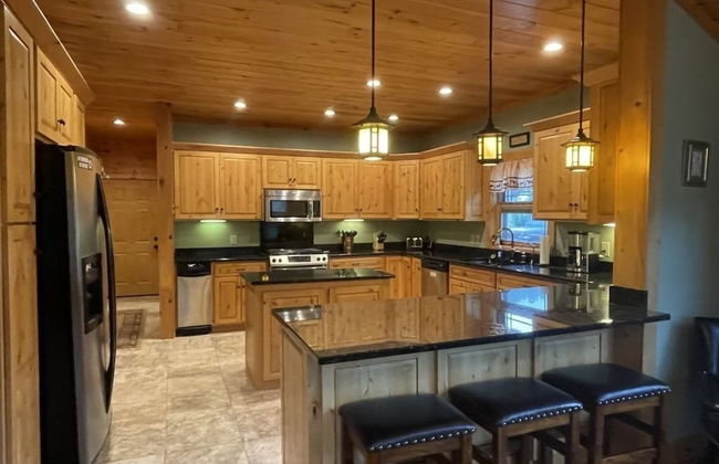 Deluxe log cabin! Pet and motorcycle friendly - enjoy nature with family and friends! 3 Bedroom Cabin by RedAwning - Foto 8