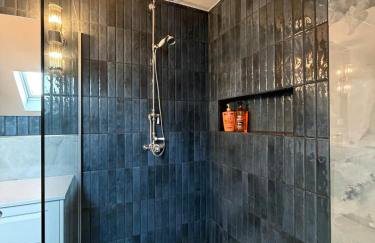 Art and Elegance, Family Friendly 2Bedroom Apartment near Frankfurt Airport, Free Parking - Foto 25