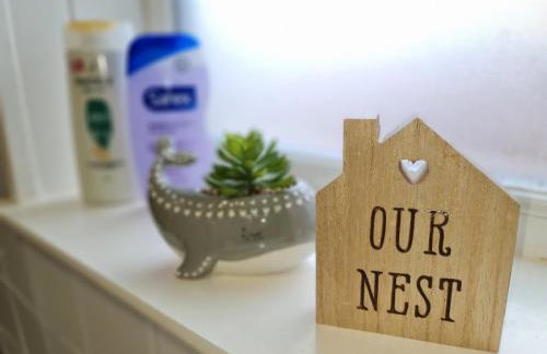 Large 3 Bed Flat, Free Parking-by Holiday Homes - Foto 17