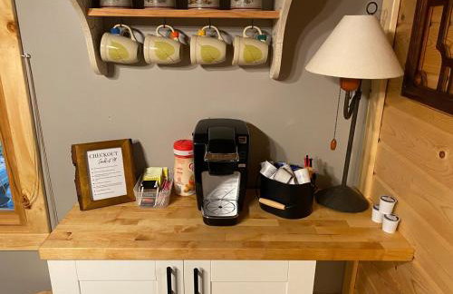 Cabin in the woods with fire pit and porch - Foto 22