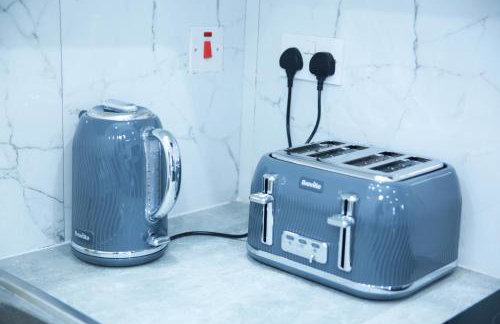 Lovely Apartment with free parking on premises. - Photo 9